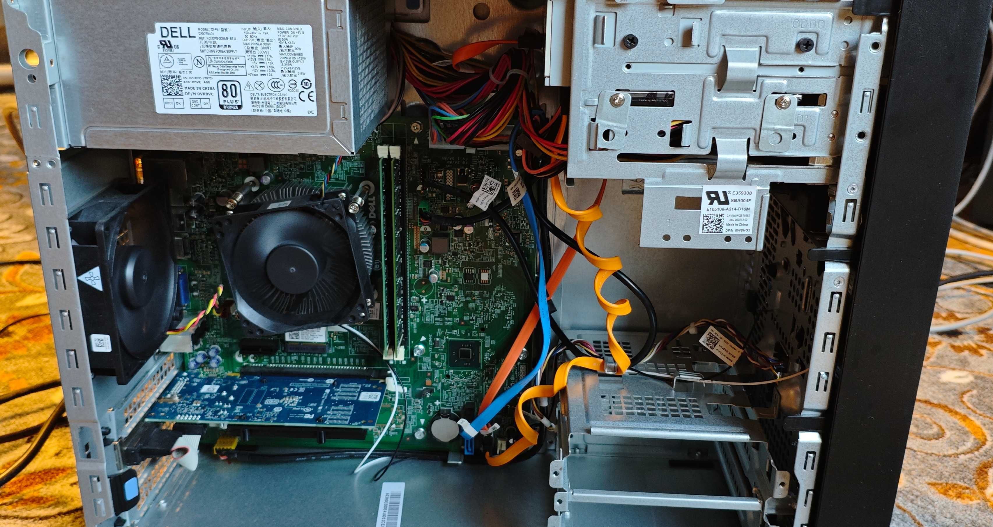 Продавам настолен компютър DELL INSPIRON 3847 и монитор Fujitsu