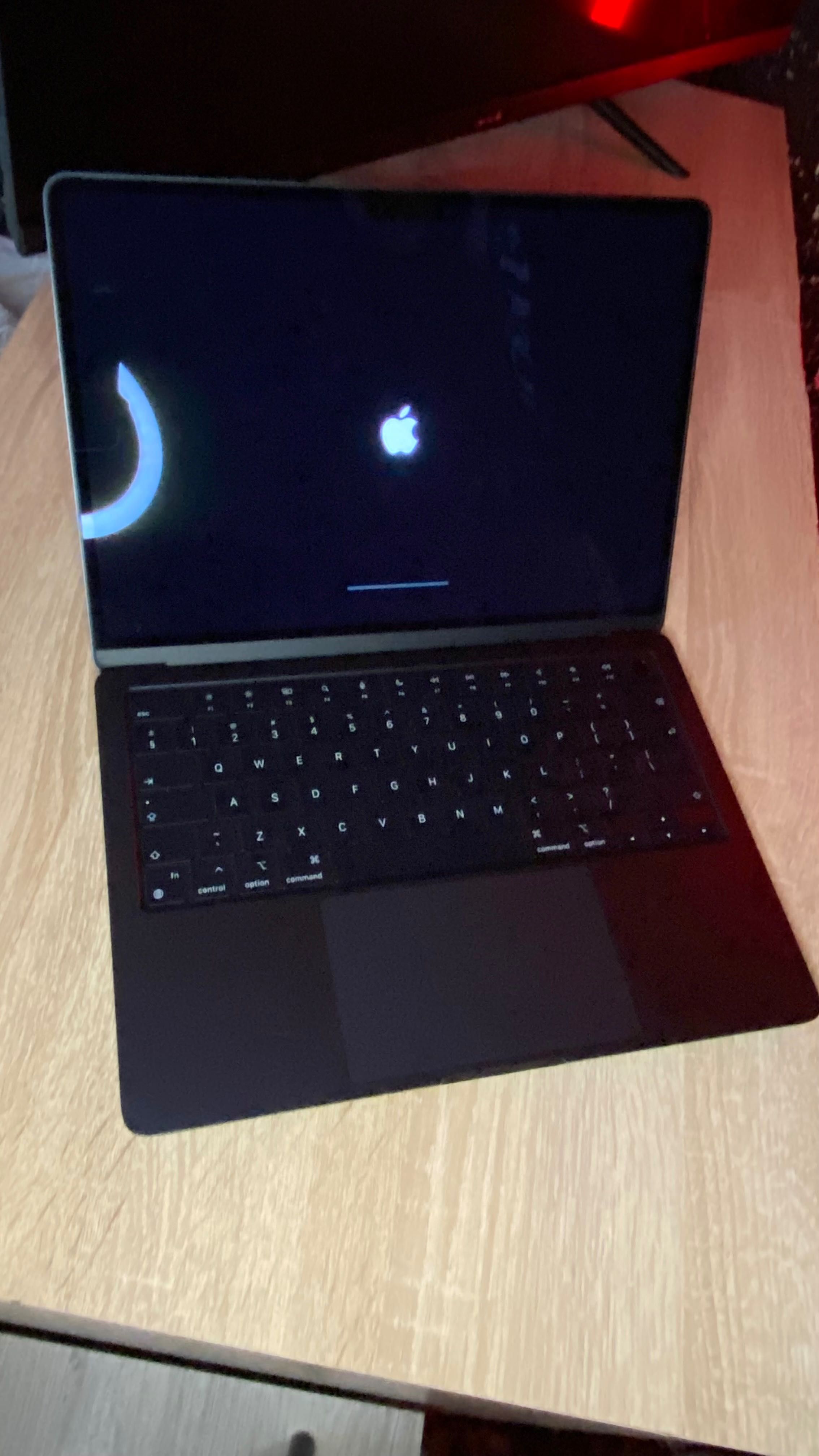 MacBook Air M2 2022 Midnight – Перфектен! 94% батерия! Като нов