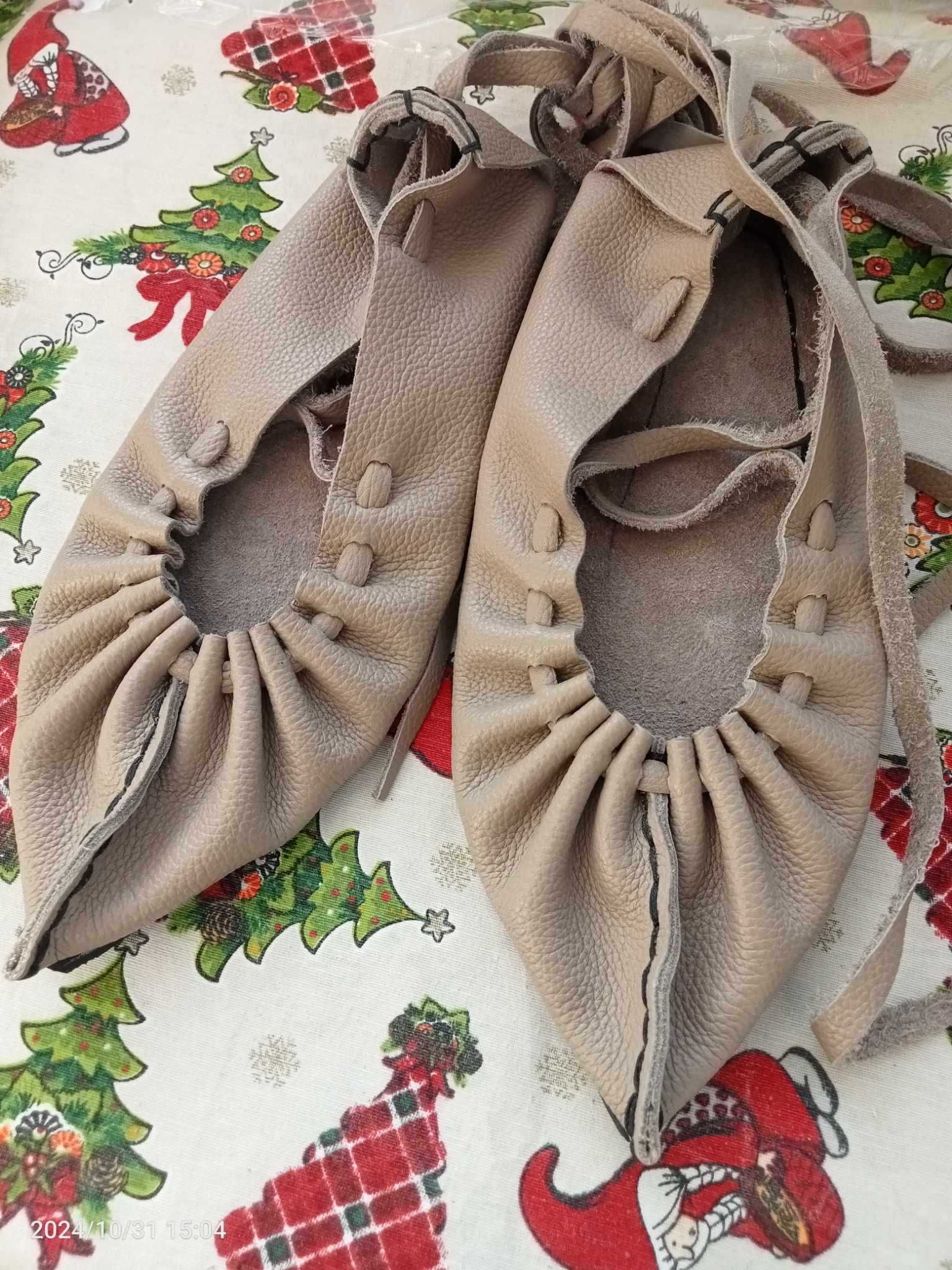 Opinci, crem-gri, lungime maxim 27cm, lățime 10 cm, cu talpă