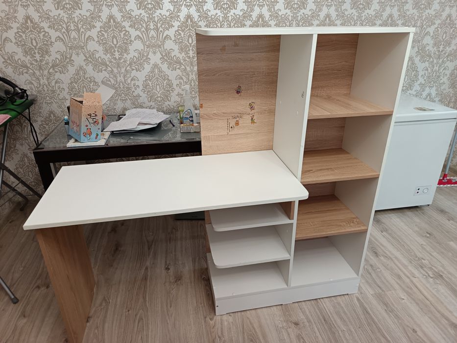 Письменный/компьтерный стол в идеальном состоянии.