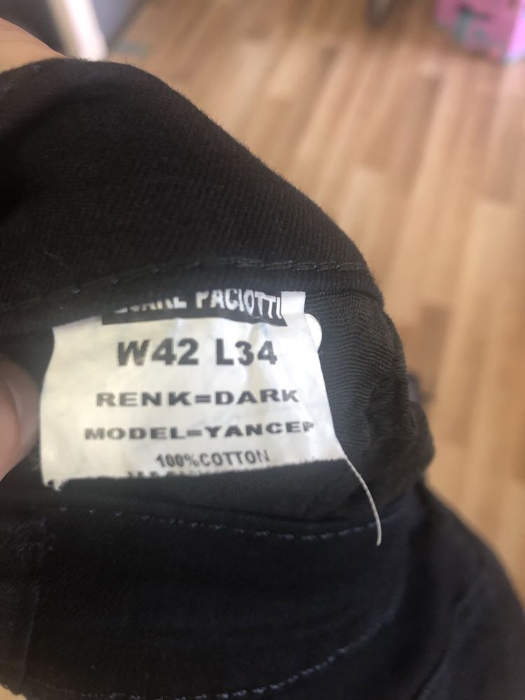 Pantaloni noi cu etichetă