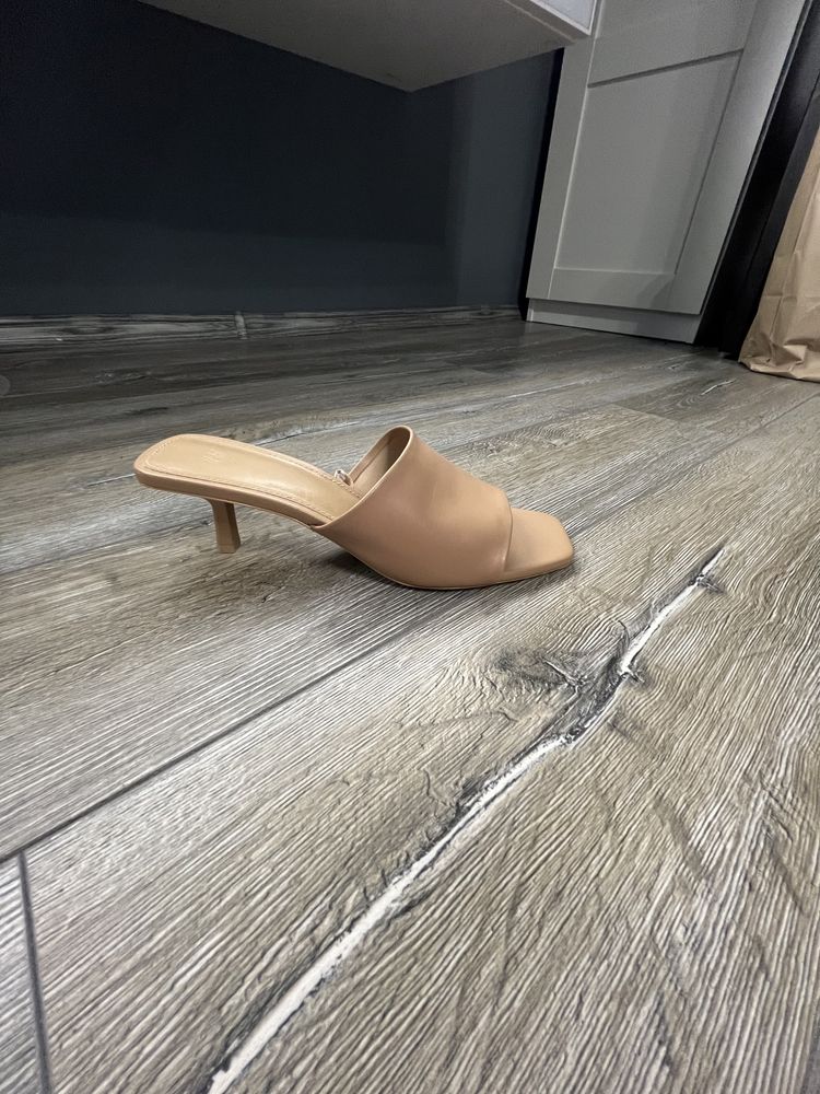 H&M tan kitten heel sandals