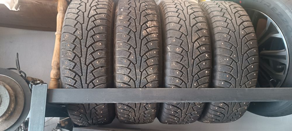 Продам зимнюю резину 175/65R14