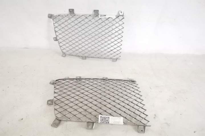 Grila Centrala Radiator Dreapta originala In Stare Buna Bentley  Benta