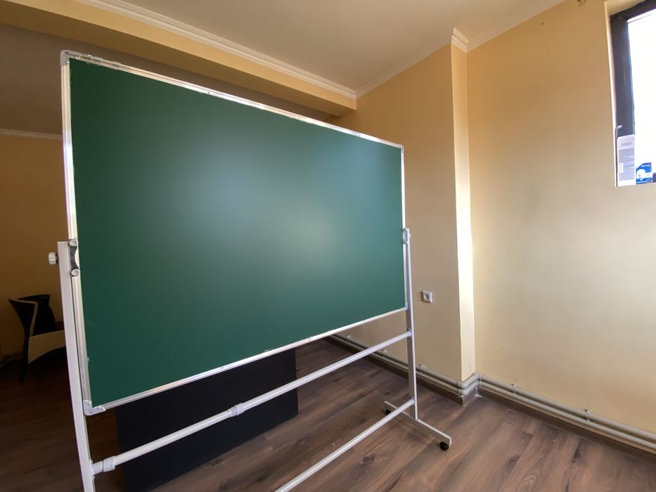 Новая большая доска и стул