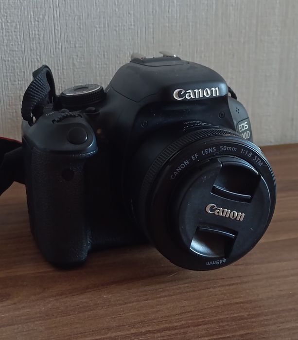 Продам фотоаппарат canon 600d с объективом 50 мм.