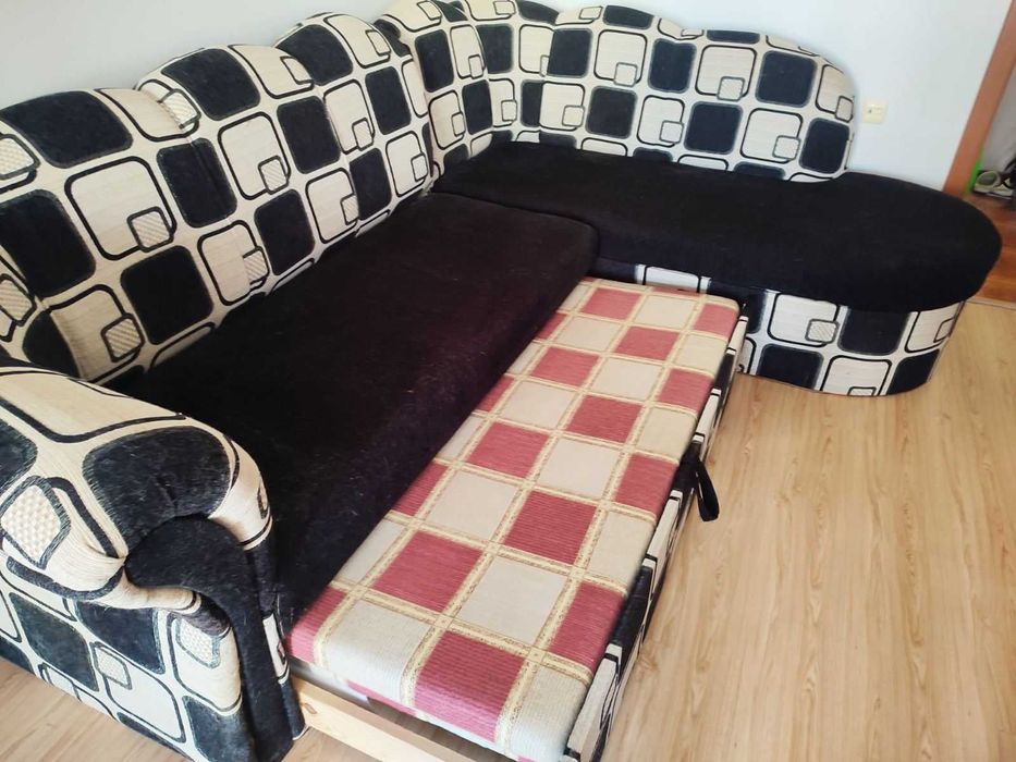 Разтегателен ъглов диван.