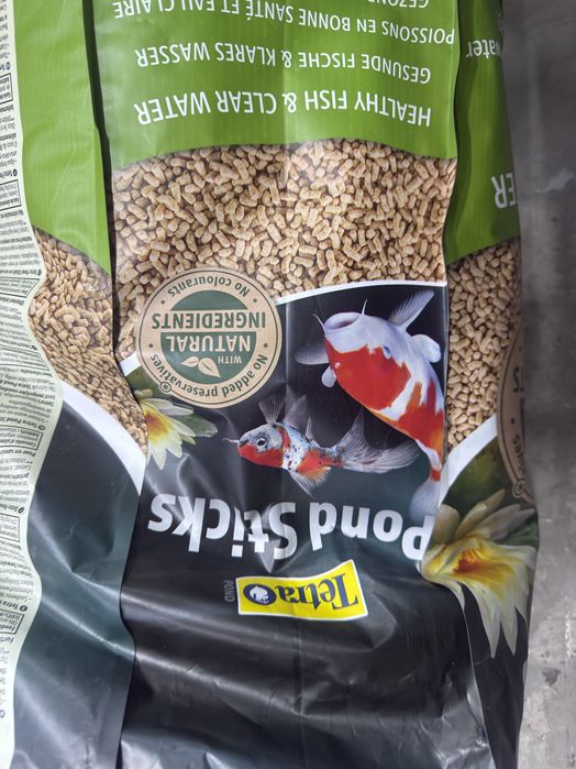 Храна за риби Pond Sticks.