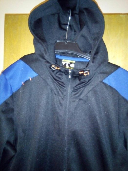 Vand Bluza trennig noua de baieti Firma C&A (linia sport) marime L.