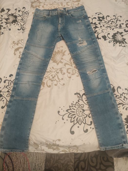 Vând blugi Pull& Bear calitate superioara 99 %coton