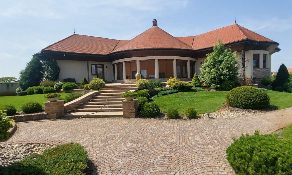 Vilă casa modernă cu teren generos pentru dezvoltare – Aradul Nou