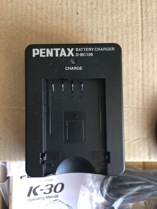 PHENTAX K30 зарядно , капачка и USB кабела