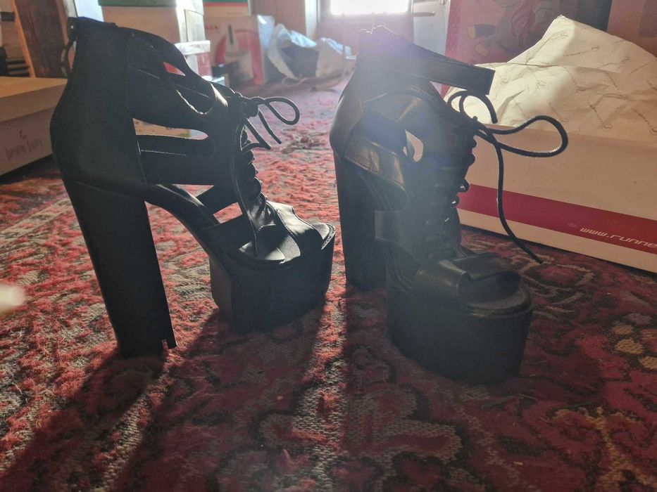 Секси обувки на висок ток - чисто нови, елегантни, от велур и еко кожа