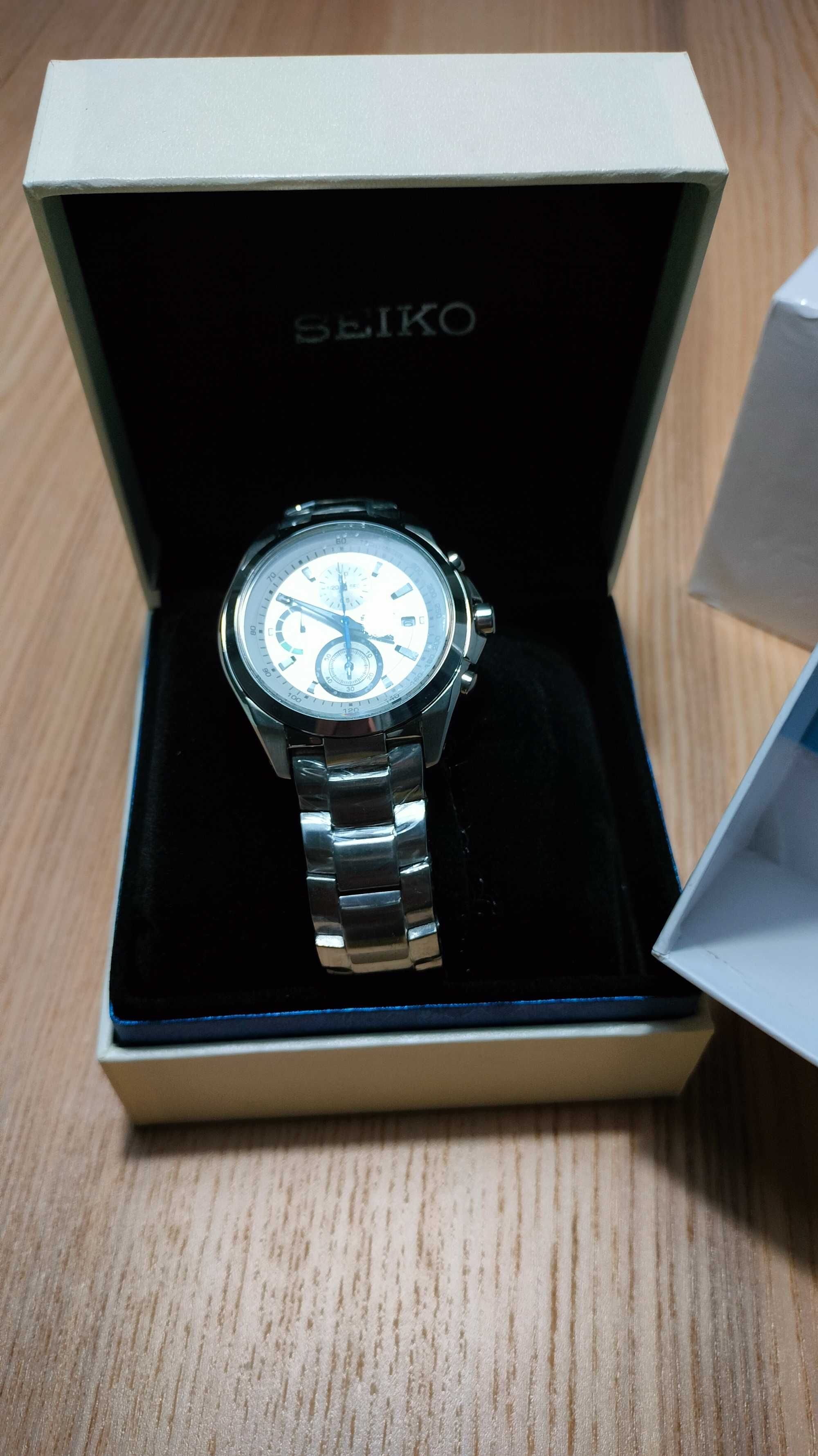 Чисто нов часовник Seiko с кутията.