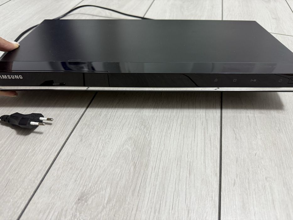 Vand dvd player si tastatura gaming
