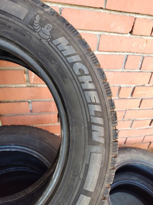 Продавам 2 зимни гуми 205/65/16 С бус Michelin