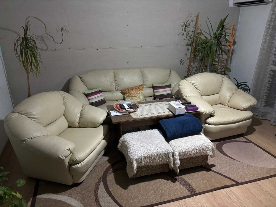 кожен диван с два фотьойла