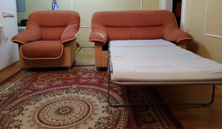 Два дивана с креслом.