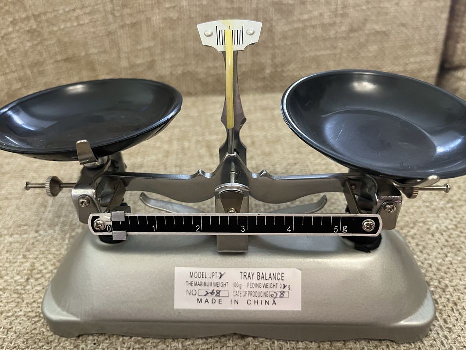 Настольные весы и набор гирек