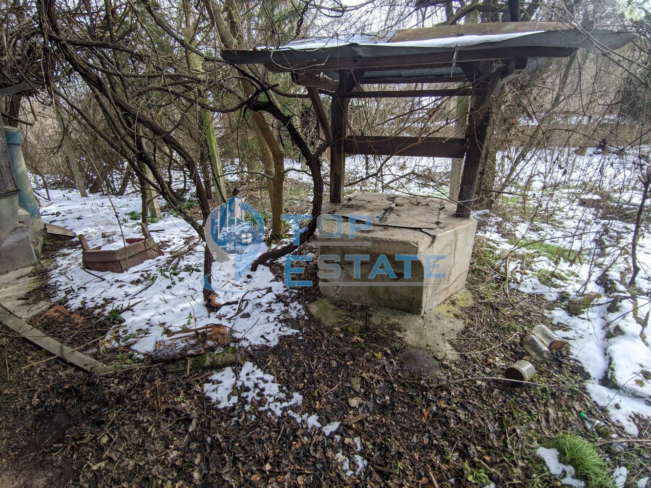 Едноетажна тухлена къща с кладенец в село Сушица