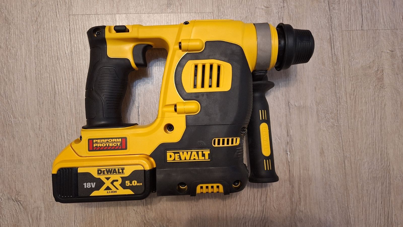 Продавам нов акумулаторен перфоратор DeWalt DCH253