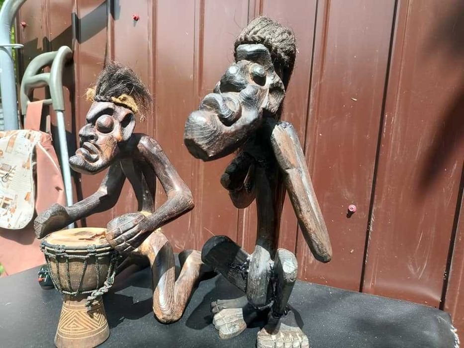 Doua statuete din lemn