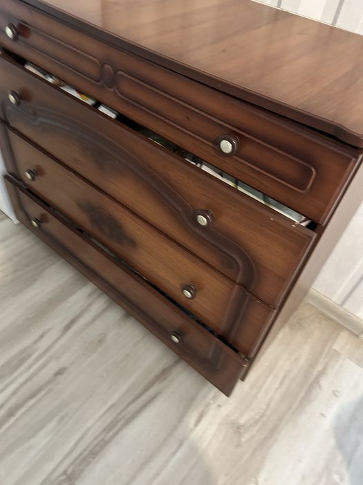 Комод в хорошем состоянии , коричневого цвета
