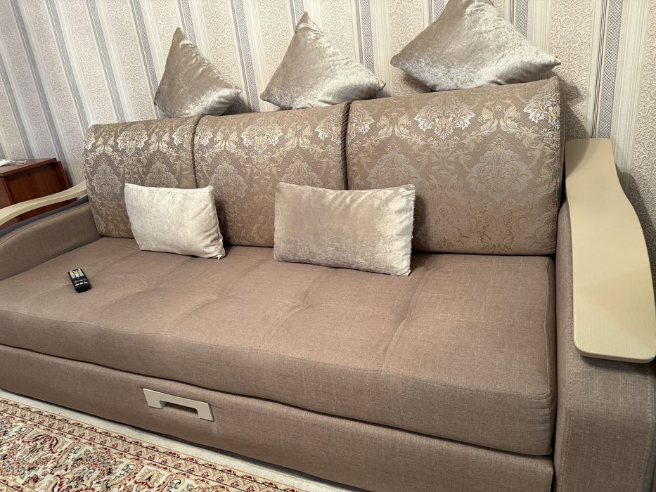 Срочно продам диван с раскладывающимся механизмом!