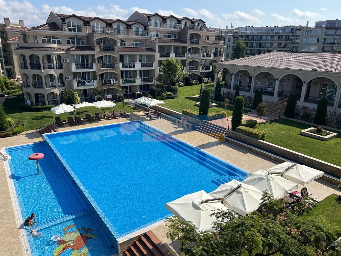 Тристаен с гледка море