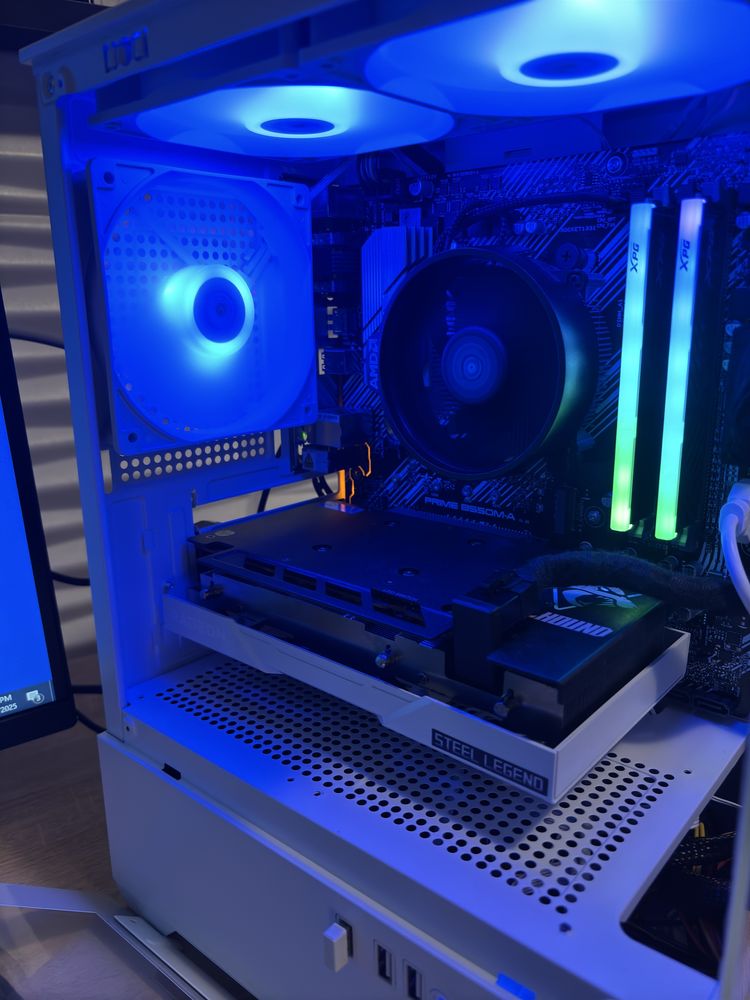 Бял геймърски компютър Ryzen 3600, RX 6600 8gb, 16 Ram, 512 SSD, 500w