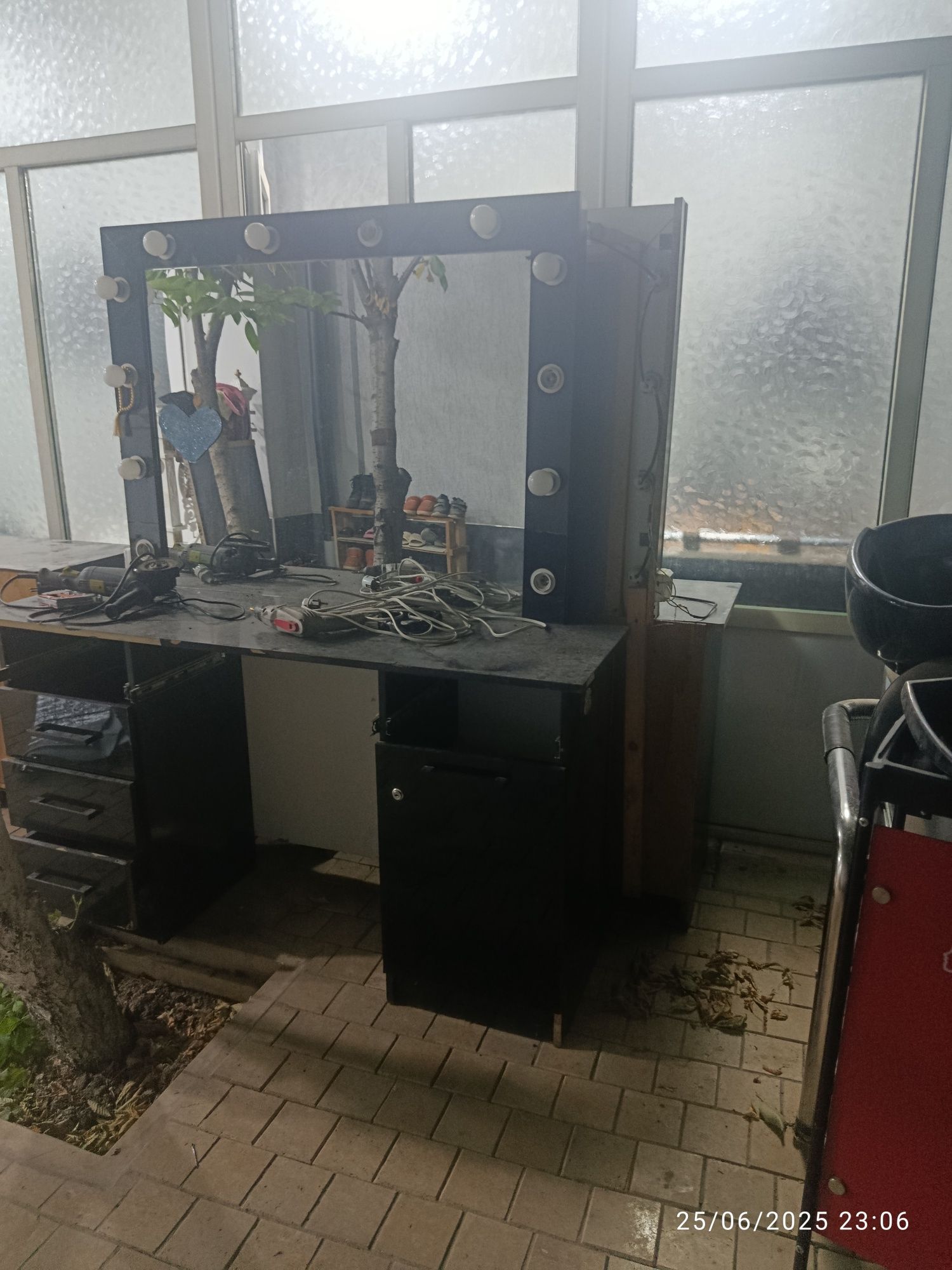 Salon mebellari tumbasi, oynasi