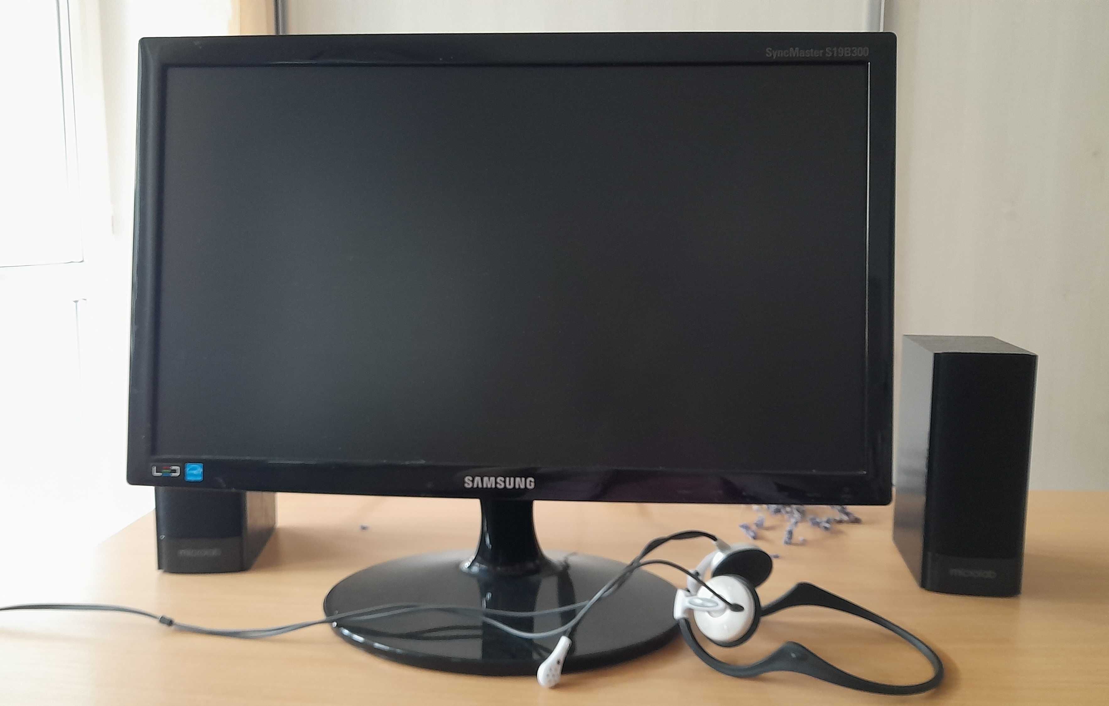 PC complet echipat (monitor LED, boxe, kit casti, tastatura, mouse).