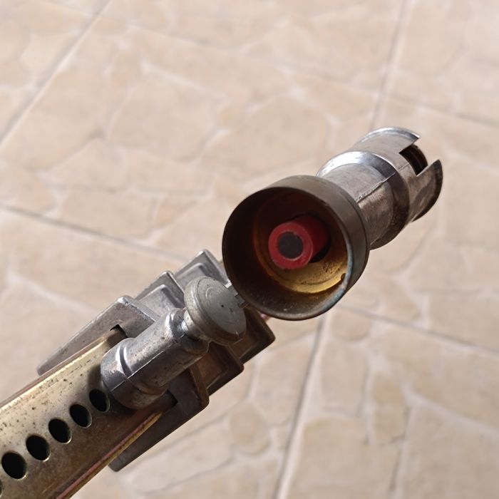 Преса за затваряне на буркани