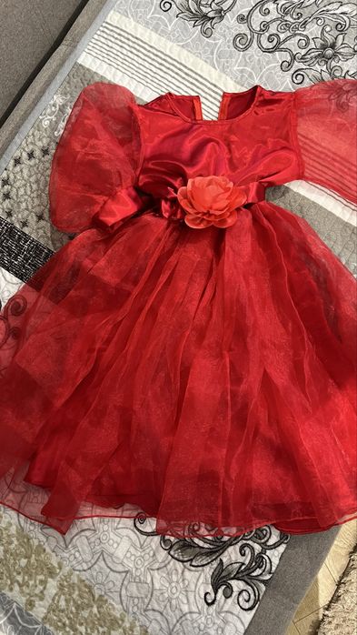 Нарядное красное платье на девочку 5-6-7 лет.