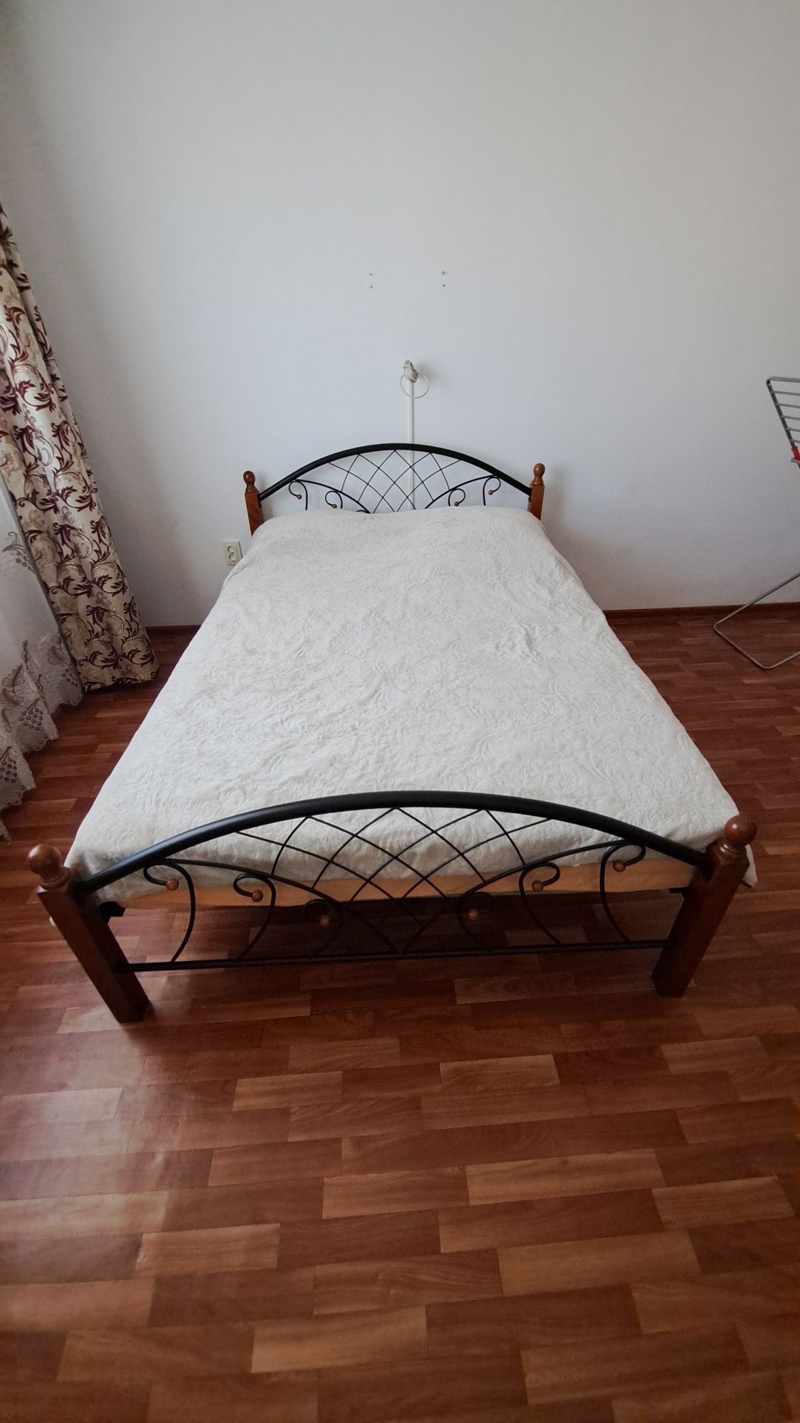 Кровать с матрасом