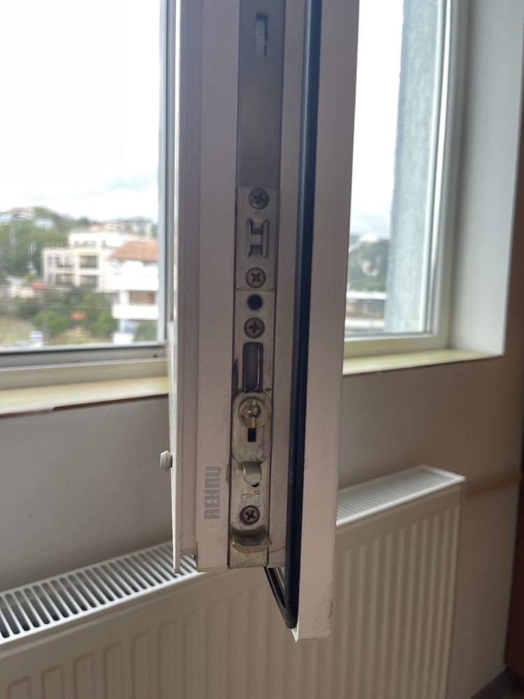 Rehau PVC дограма бяла вратопрозорец