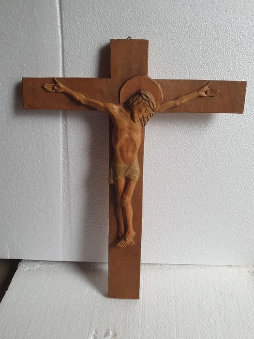 Crucifix din lemn masiv sculptat manual