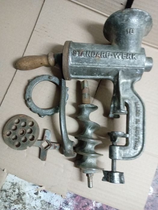 Mașina de tocat carne veche