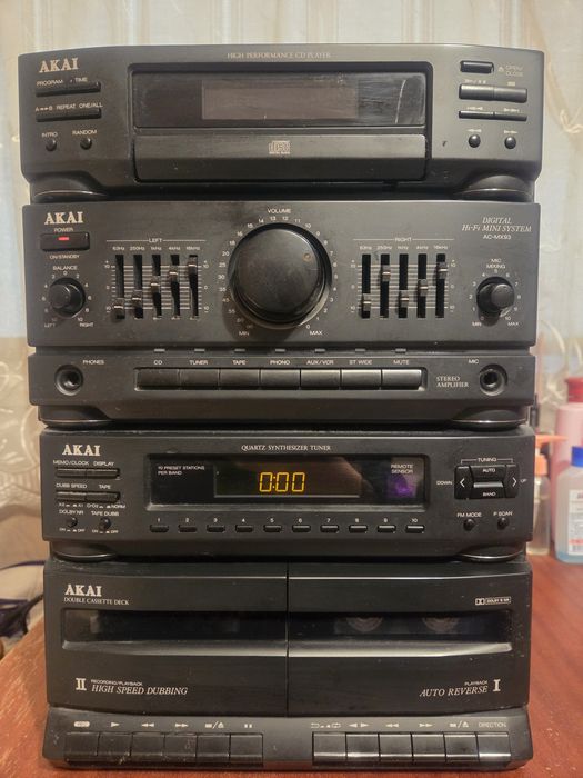 Музикална уредба Akai