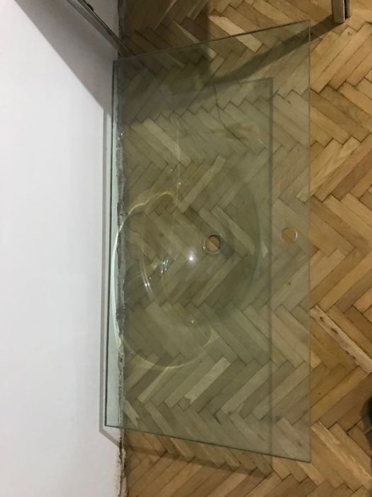 Chiuvetă nouă din sticlă
