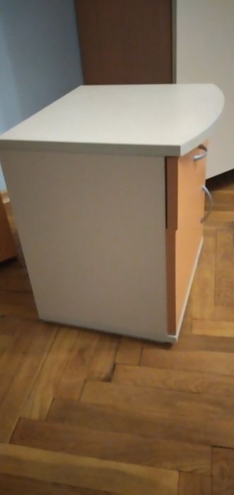 Шкафчета в два цвята, оранжев и ванилия