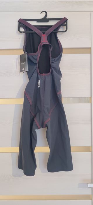 NOU! Costum tehnic înot femei TYR Thresher Open Back mărime 36