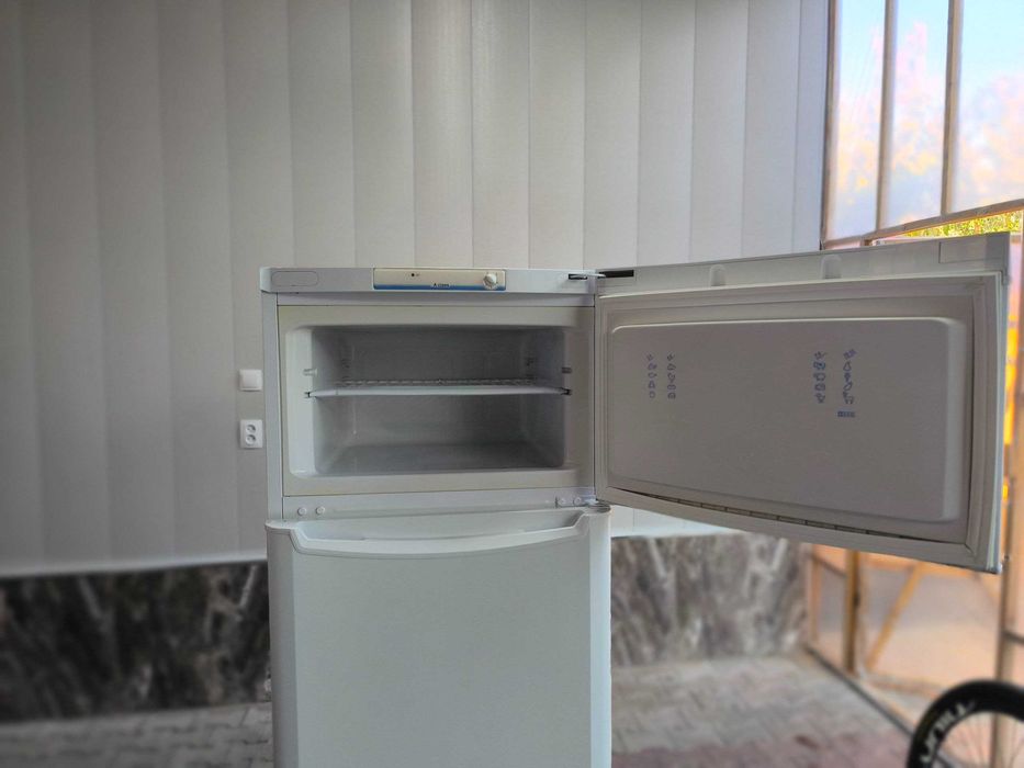 Индизит двухкамерний холодилник