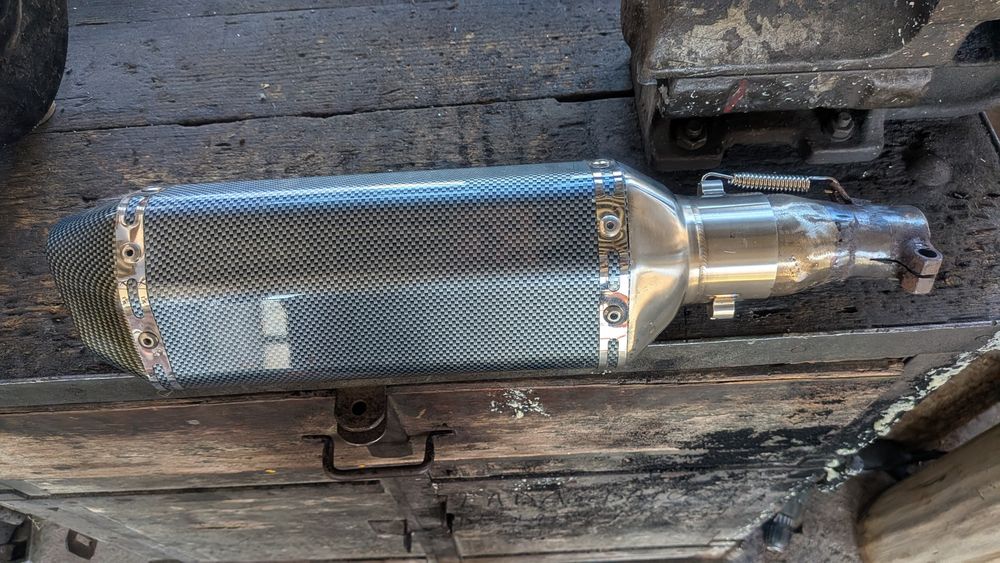 Vând toba sport scuter sau ATV.