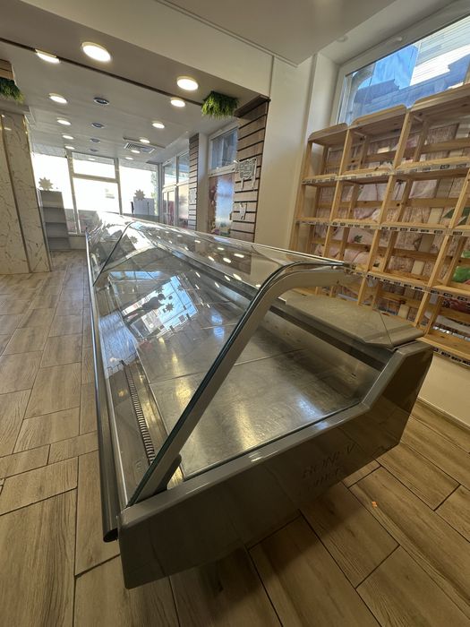 Хладилна витрина със агрегат