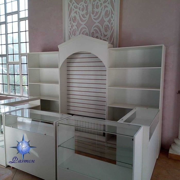 Продам витрины, стеллажи, полки