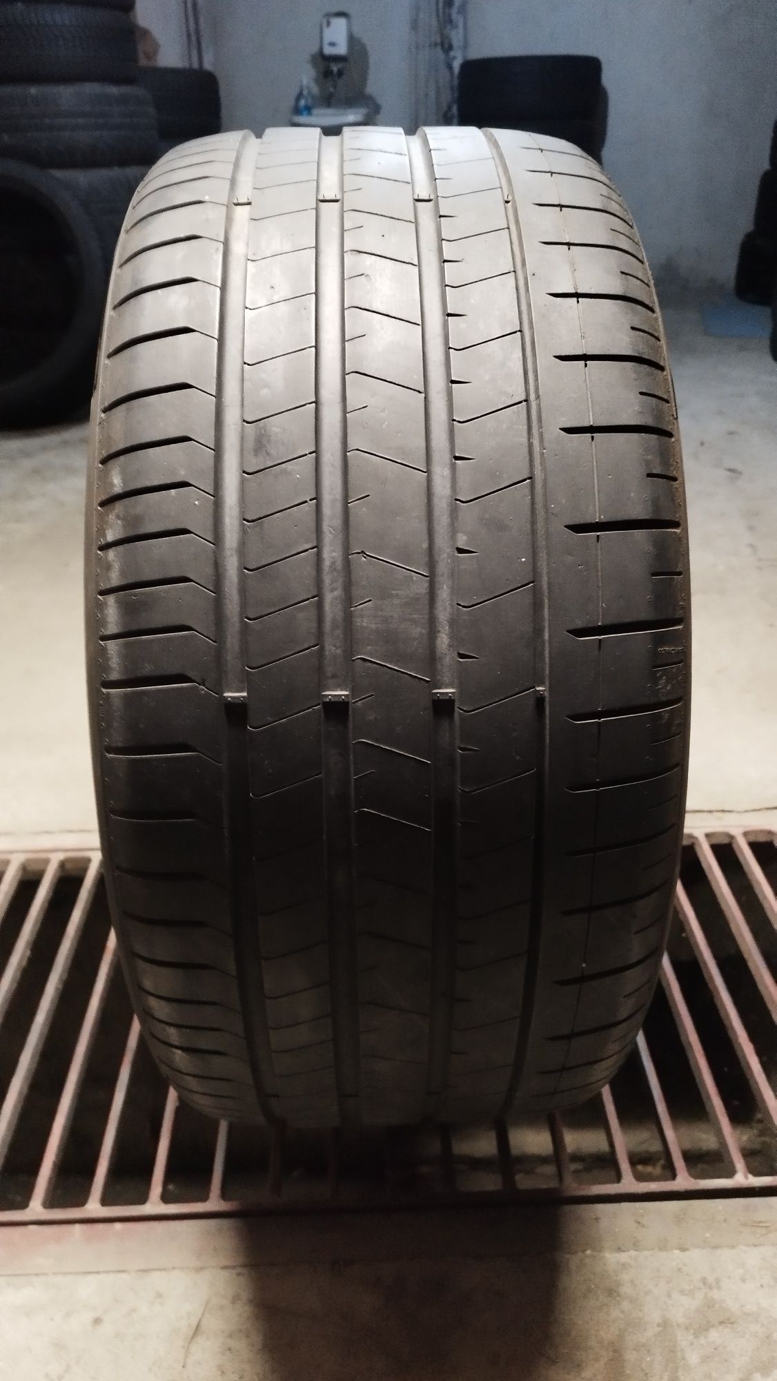 Pirelli 325/35/22