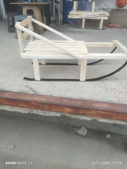 Дървена шейна с метални плазове