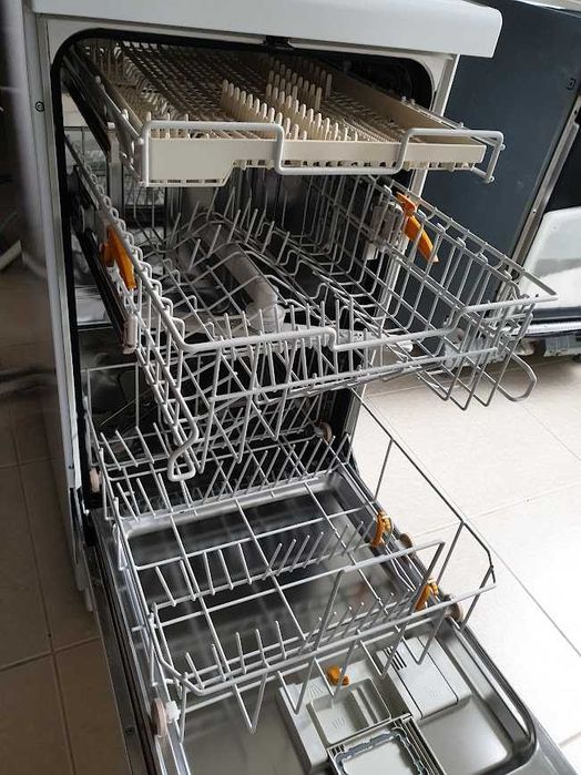 Miele Съдомиялна - 9 Комплекта - Свободностояща - 45см - Тясна