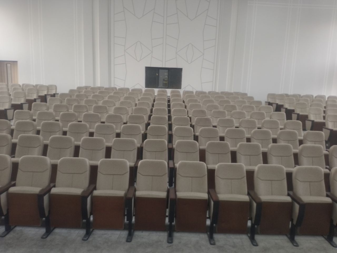 Театральный кресло для активного зала